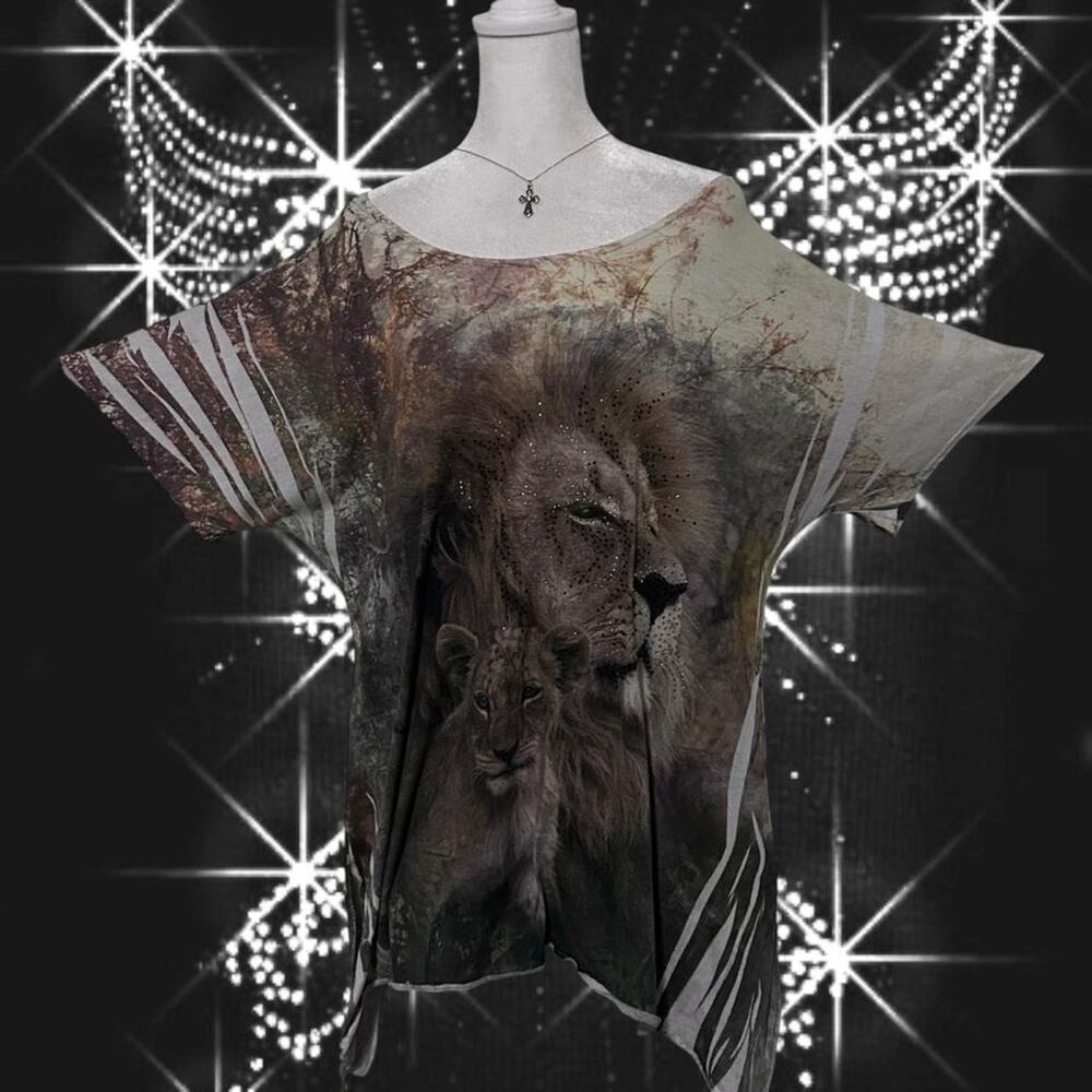RARE FIND - Safari lion graphic short sleeve blouse